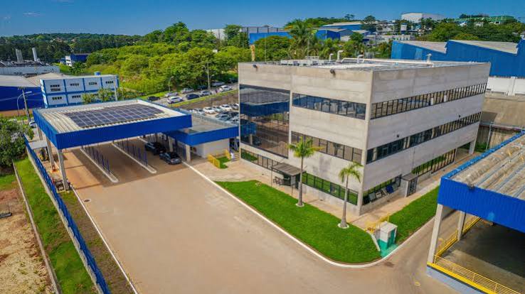 Vista aérea da fábrica, estacionamento e jardins
