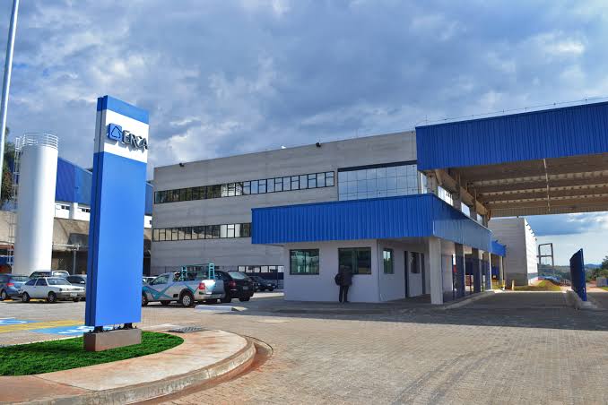 Fachada da fábrica da Erca com o totem azul