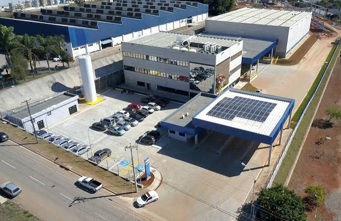 Vista aérea do complexo industrial da Erca, com painéis solares na cobertura