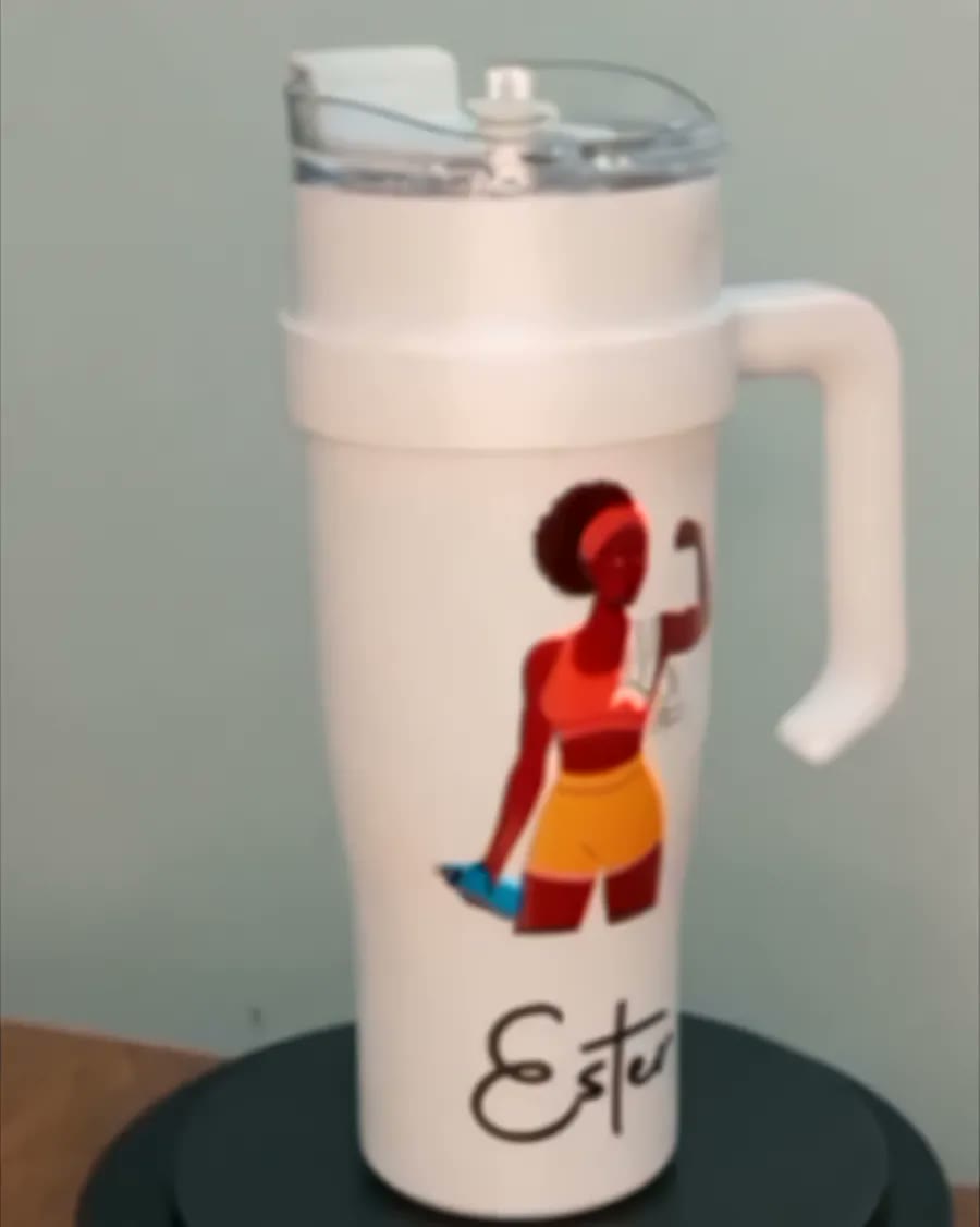 Copo térmico branco com ilustração de mulher e o nome Ester