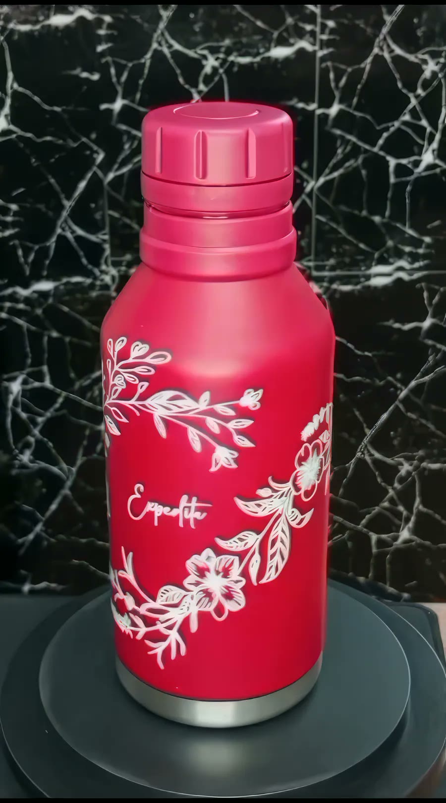 Garrafa térmica vermelha com arabesco floral branco e nome