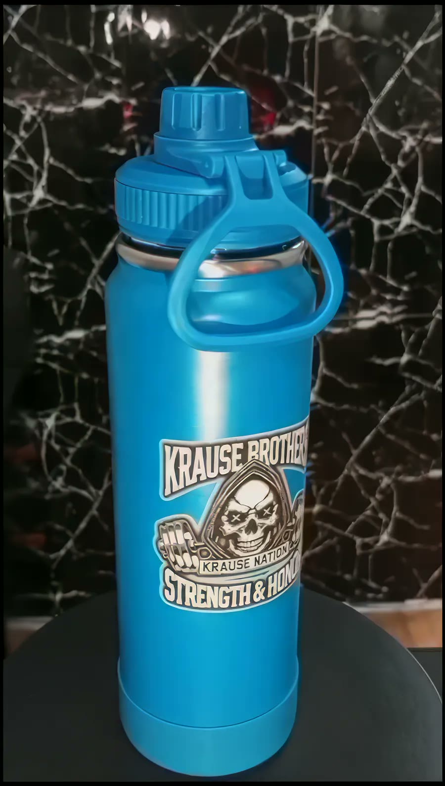 Garrafa térmica azul com o logo Krause Brothers Strength and Honor