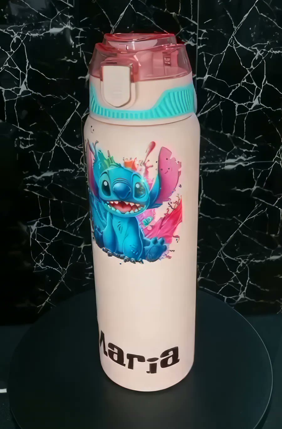 Garrafa térmica rosa personalizada com ilustração colorida e o nome Maria