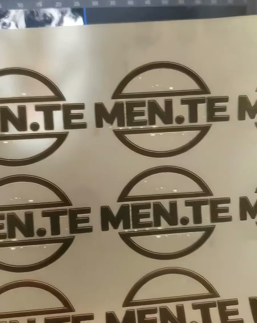 Etiquetas com o logo MEN.TE em acabamento metalizado