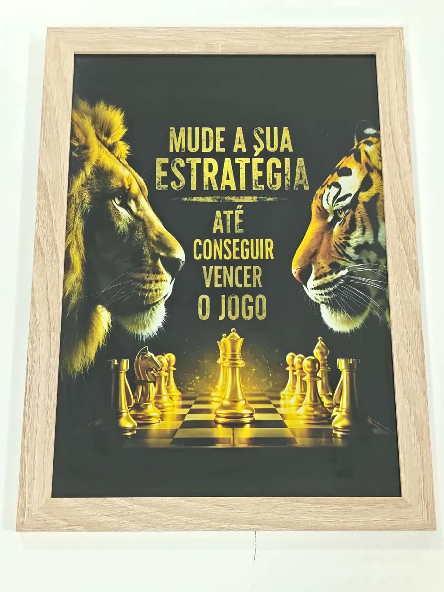 Quadro com leão, tigre e peças de xadrez douradas e a frase Mude a sua estratégia até conseguir vencer o jogo