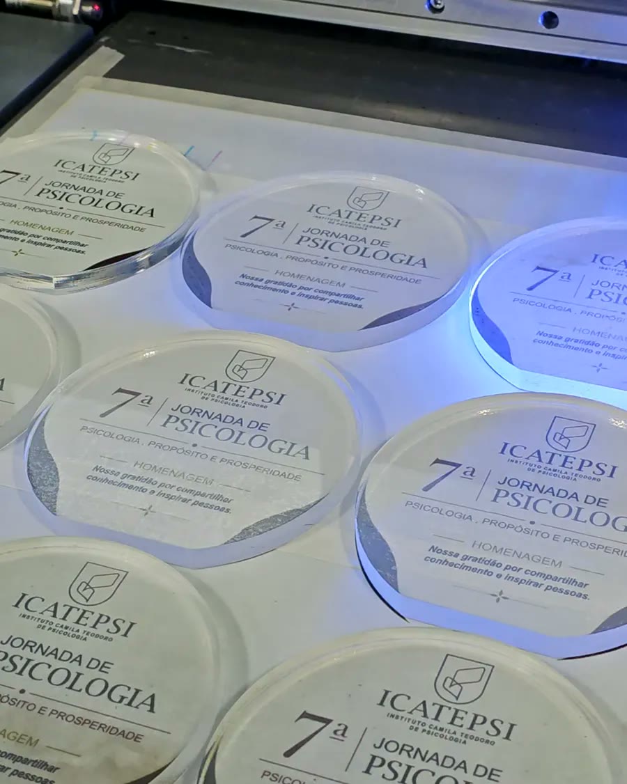 Placas redondas de acrílico da 7ª Jornada de Psicologia ICATEPSI na mesa da impressora UV